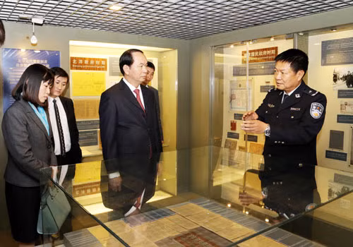 Bộ trưởng Trần Đại Quang thăm Bảo tàng Công an Thành phố Bắc Kinh.