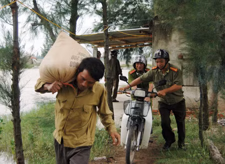 Lực lượng Công an đang tích cực giúp nhân dân nhanh chóng ổn định cuộc sống