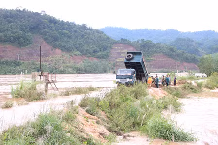 Gia cố lại bờ kè bị sạt lở tại huyện Tiên Yên