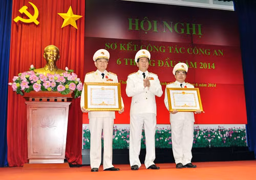 Thừa ủy quyền Chủ tịch Nước, Bộ trưởng Trần Đại Quang đã trao Huân chương Quân công hạng Nhất và hạng Nhì cho các đồng chí Thứ trưởng Tô Lâm và Bùi Quang Bền.