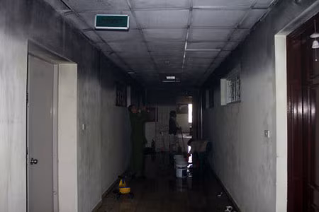 Hiện trường căn hộ cháy.