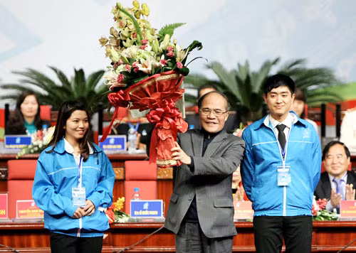 Đại diện Hội Sinh viên Việt Nam tặng hoa Chủ tịch Quốc hội Nguyễn Sinh Hùng. Ảnh: TTXVN