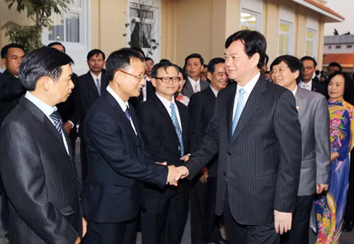 Thủ tướng Nguyễn Tấn Dũng thăm, gặp gỡ cán bộ, nhân viên Đại sứ quán và đại diện cộng đồng Việt Nam tại Campuchia. Ảnh: TTXVN