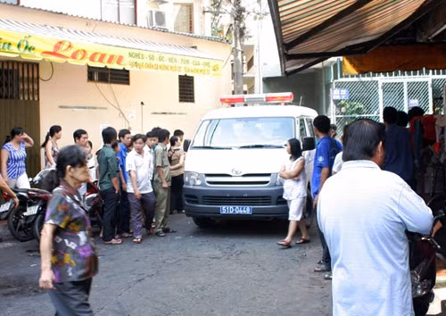 Thi thể hai nạn nhân được đưa ra khỏi hiện trường