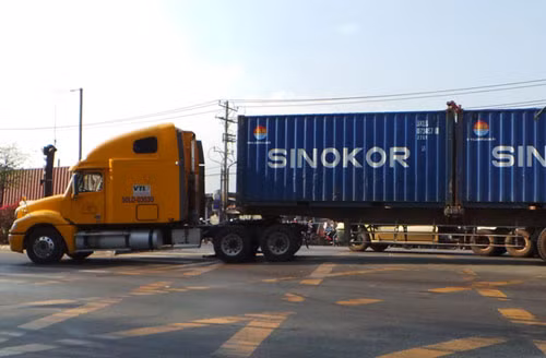 Chiếc container gây tai nạn tại hiện trường.