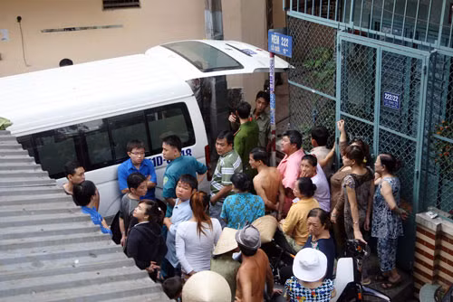 Rất nhiều người hiếu kỳ vây quanh hiện trường.