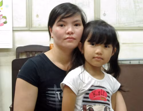 Cháu Thanh trở về vòng tay của mẹ.