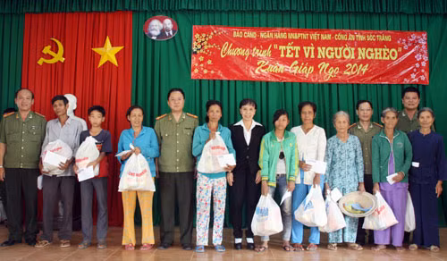 Đại tá, Nhà thơ Hồng Thanh Quang, Phó Tổng biên tập Báo CAND và bà Lý Thị Tuyết Mai, Phó giám đốc Ngân hàng NN&PTNT Việt Nam, Chi nhánh Sóc Trăng tặng quà đồng bào nghèo.
