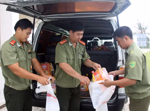 Đoàn công tác nhanh chóng chuyển quà vào hội trường UBND xã Hòa Tú 1 để trao tặng bà con.