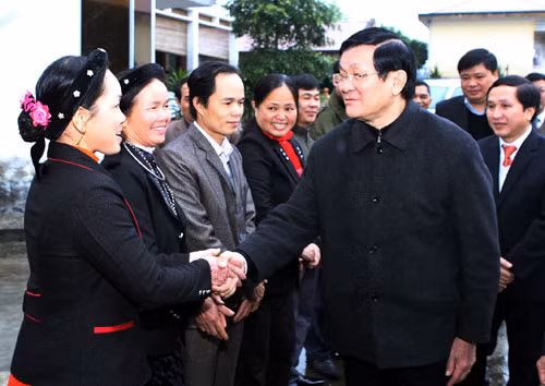 Chủ tịch nước Trương Tấn Sang đến thăm, chúc Tết cán bộ và nhân dân xã Việt Lâm, huyện Vị Xuyên là xã điển hình nông thôn mới của tỉnh Hà Giang. Ảnh TTXVN