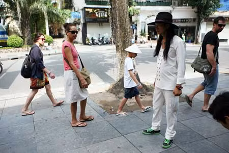 Nhiều du khách không hiểu chuyện gì đang xảy ra.
