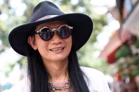 Mặc dù khá mệt nhưng anh rất vui vẻ tiếp chuyện mọi người bởi mục đích là thử thách bản thân và tuyên truyền kêu gọi bảo vệ môi trường.