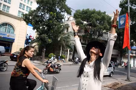 Những hành động khiến nhiều người tò mò.
