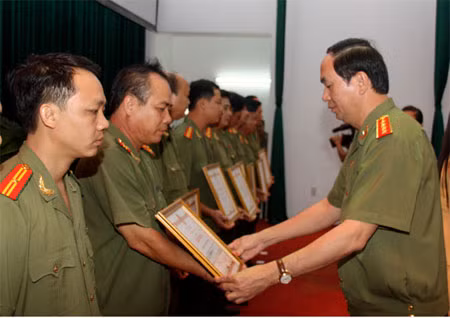 Đồng chí Đại tướng Trần Đại Quang, Ủy viên Bộ Chính trị, Bộ trưởng Bộ Công an tặng Bằng khen cho các tập thể, cá nhân có thành tích xuất sắc trong công tác tham mưu giai đoạn 1998-2013.
