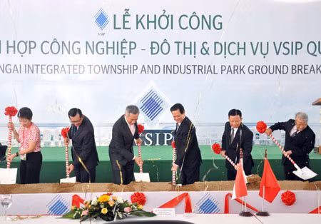 Thủ tướng Nguyễn Tấn Dũng và Thủ tướng Singapore Lý Hiển Long và các đại biểu tiến hành nghi thức khởi công dự án Khu đô thị - công nghiệp và dịch vụ VSIP Quảng Ngãi.