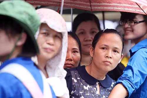 Ngóng theo bước chân cho đến thi người thân bước vào phòng thi.