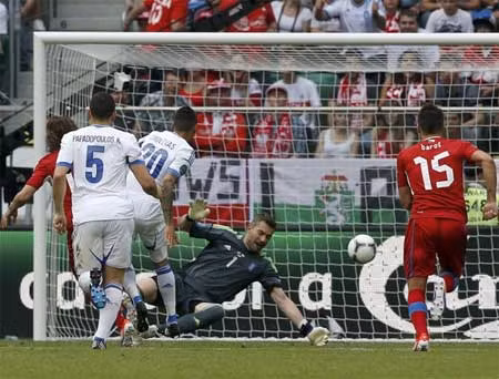 Với màn phủ đầu chớp nhoáng, chỉ sau 6 phút, CH Czech đã dẫn trước với tỷ 2 - 0.