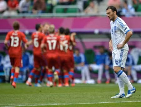 Hy Lạp chấp nhân trận thua đầu tiên tại EURO 2012 .