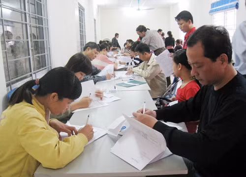 Nhiều DN phải thu hẹp sản xuất, cắt giảm lao động, lượng người đến đăng ký hưởng bảo hiểm thất nghiệp tại Trung tâm GTVL Hà Nội luôn đông