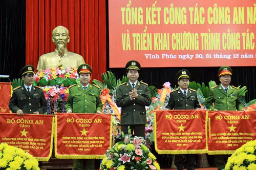 Đại tướng Trần Đại Quang, Ủy viên Bộ Chính trị, Bộ trưởng Bộ Công an trao Cờ thi đua của Bộ Công an tặng các đơn vị có thành tích xuất sắc.