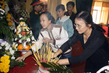 Người dân đến viếng Đại tướng Võ Nguyên Giáp tại Bộ Chỉ huy quân sự TP Cần Thơ