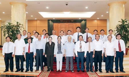Tổng Bí thư Nguyễn Phú Trọng và các đồng chí Ban Bí thư với các đồng chí Ban Thường vụ Tỉnh ủy Kon Tum. Ảnh: TTXVN