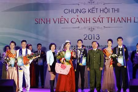 Cặp đôi Đặng Bá Vinh và Lê Mai Thương (ở giữa) giành ngôi vị cao nhất Hội thi Sinh viên Cảnh sát Thanh lịch lần thứ III, năm 2013.