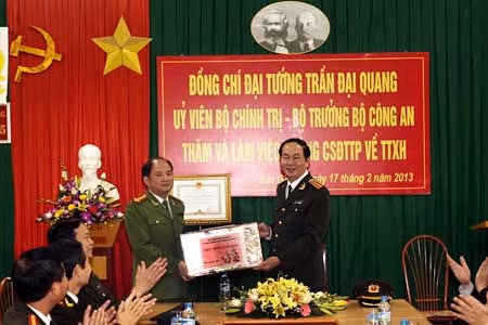 Đại tướng Trần Đại Quang, Ủy viên Bộ Chính trị, Bộ trưởng Bộ Công an tặng quà CBCS Phòng CSĐTTP về TTXH Công an tỉnh Bắc Giang. (Ảnh: Đặng Nam)