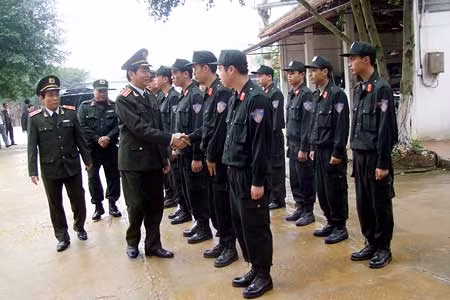 Đại tướng Trần Đại Quang, Ủy viên Bộ Chính trị, Bộ trưởng Bộ Công an với CBCS Phòng Cảnh sát bảo vệ và Cơ động Công an tỉnh Lạng Sơn.(Ảnh: Thủy Quyên).