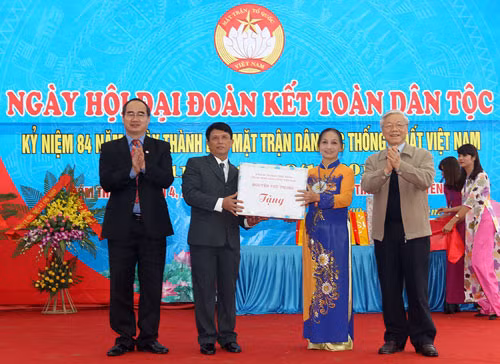 Tổng Bí thư Nguyễn Phú Trọng; Chủ tịch Ủy ban Trung ương Mặt trận Tổ quốc Việt Nam Nguyễn Thiện Nhân tặng quà cho cán bộ và nhân dân khu dân cư xóm Thanh Xuyên 4, xã Trung Thành. Ảnh: TTXVN