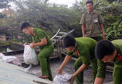 Lực lượng Công an giúp các nhà dân chèn mái tôn trước cơn bão đổ bộ.