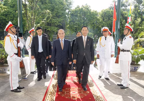 Chủ tịch Quốc hội Nguyễn Sinh Hùng và ngài U Shwe Mann, Chủ tịch Hạ viện kiêm Chủ tịch Quốc hội Cộng hoà Liên bang Myanmar. Ảnh: TTXVN