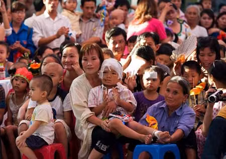 Khuôn viên Bệnh viện không còn một chỗ trống.