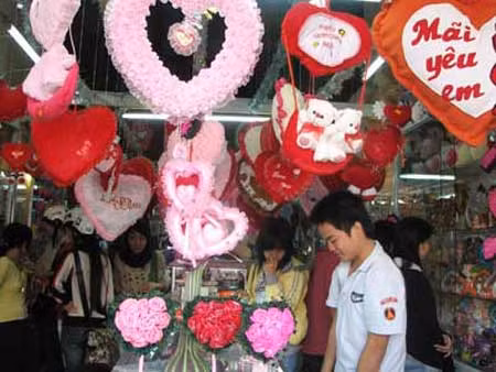 Thị trường Valentine nhộn nhịp, nhiều khuyến mãi ảnh 1