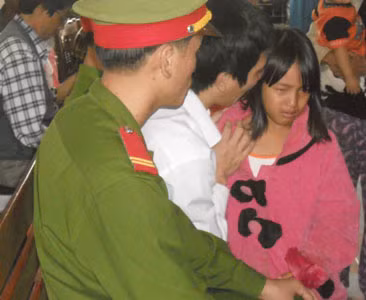 Giờ nghị án ngắn ngủi và giọt nước mắt con thơ.