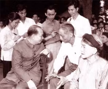 Chủ tịch UBTVQH Trường Chinh gặp gỡ cử tri Hà Nội (1971).
