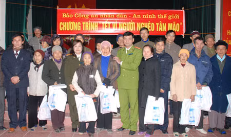 Báo CAND tặng quà Tết cho người nghèo huyện Ứng Hòa (Hà Nội) ảnh 1