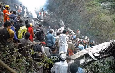 Chưa rõ nguyên nhân vụ tai nạn máy bay tại Pakistan ảnh 1