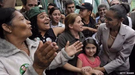 Marina Silva giữa những người ủng hộ bà.