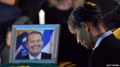 Marina Silva trước di ảnh ứng cử viên quá cố Eduardo Campos.