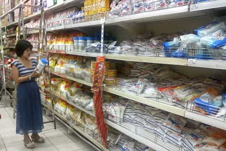 Hệ thống phân phối chưa tốt khiến người dân phải mua đường với chênh lệch giá vô lý.
