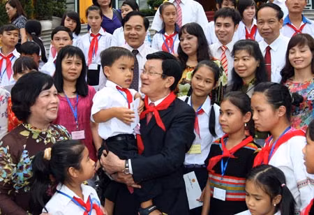 Chủ tịch nước Trương Tấn Sang với các trẻ em nghèo hiếu học, học giỏi, trẻ em có hoàn cảnh đặc biệt khó khăn trên toàn quốc lần thứ 5.