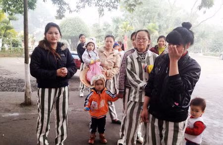 Các cháu ở Trại giam Phú Sơn 4 cùng mẹ theo dõi các trò chơi dân gian do Trại tổ chức nhân dịp Tết Quý Tỵ.