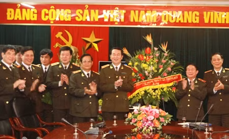 Bộ trưởng Bộ Công an Trần Đại Quang tặng hoa chúc mừng thầy thuốc, cán bộ, công nhân viên Bệnh viện 19-8.