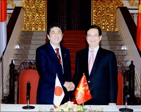 Thủ tướng Nguyễn Tấn Dũng và Thủ tướng Nhật Bản Shinzo Abe tại cuộc gặp gỡ báo chí sau khi kết thúc hội đàm. Ảnh: TTXVN.