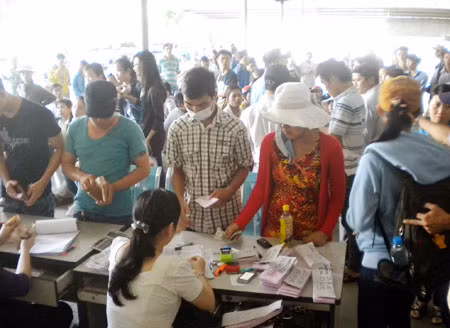 Hành khách chờ mua vé xe Tết.