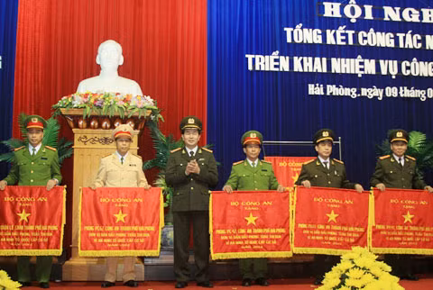 Đại tướng Trần Đại Quang, Ủy viên Bộ Chính trị, Bộ trưởng Bộ Công an trao Cờ thi đua của Bộ Công an cho các đơn vị thuộc Công an TP Hải Phòng.