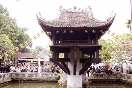 Chùa Một Cột tấp nập du khách trong ngày đón nhận kỷ lục "Ngôi chùa có kiến trúc độc đáo nhất châu Á".