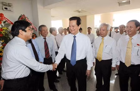 Thủ tướng Nguyễn Tấn Dũng tiếp xúc cử tri theo chuyên đề để thu thập ý kiến, nguyện vọng của cử tri về những vấn đề liên quan đến lĩnh vực giáo dục và phát triển kinh tế - xã hội tại Đại học Quốc gia TP Hồ Chí Minh.