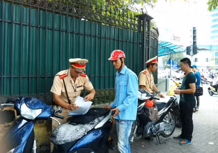 Nhiều trường hợp vi phạm giao thông trong sáng 10/11 đã được lực lượng CSGT xử lý nghiêm.
